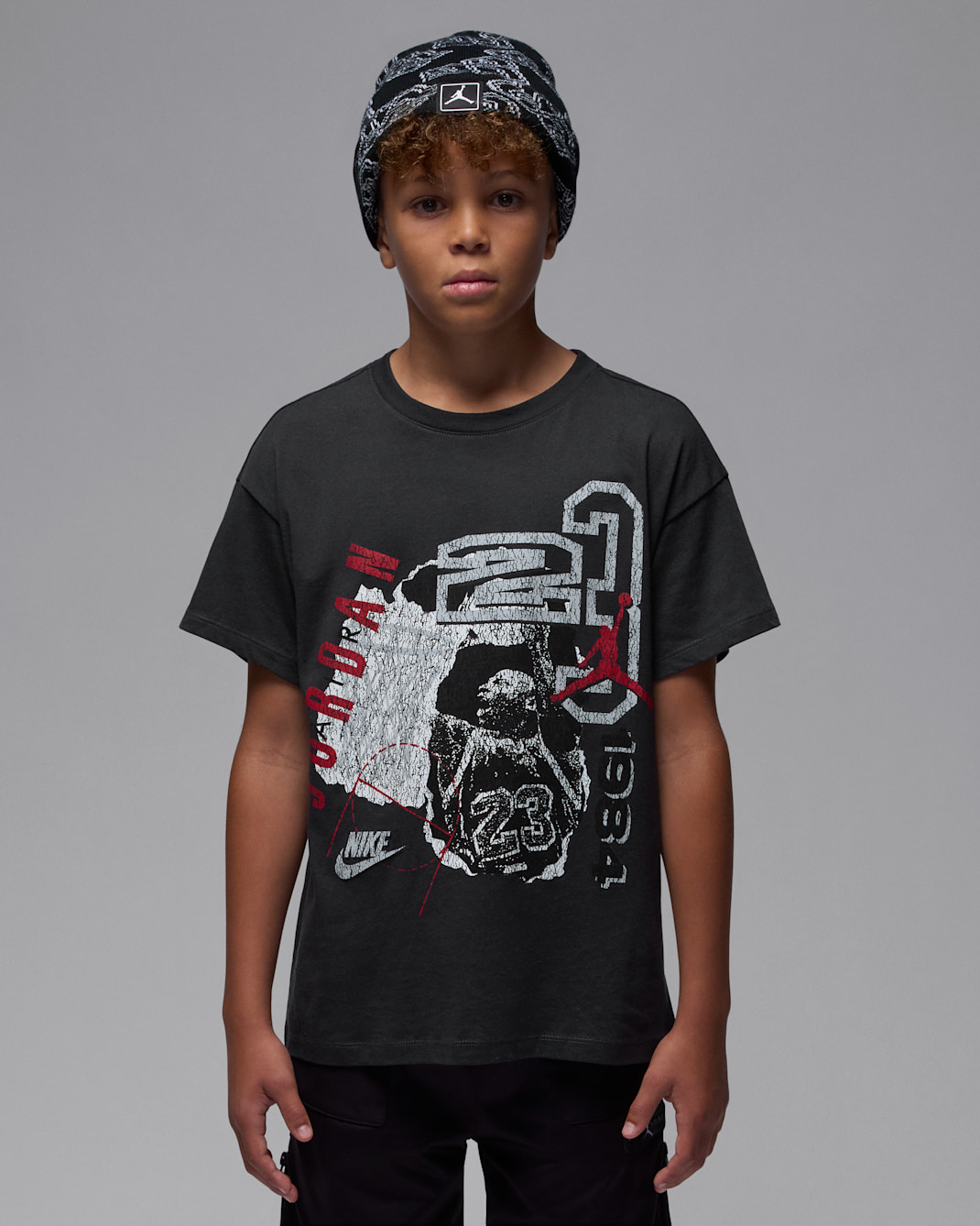 Playera '84 Scrapbook para niños talla grande Jordan - Sombrío apagado