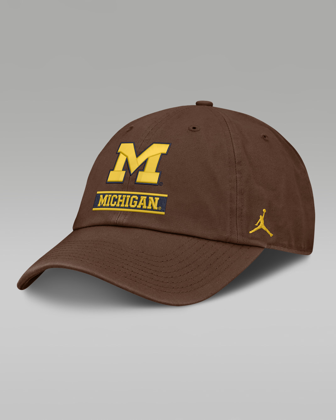 Gorra universitaria ajustable de la marca Jordan para hombre Michigan 2026 Military Appreciation Club - Marrón