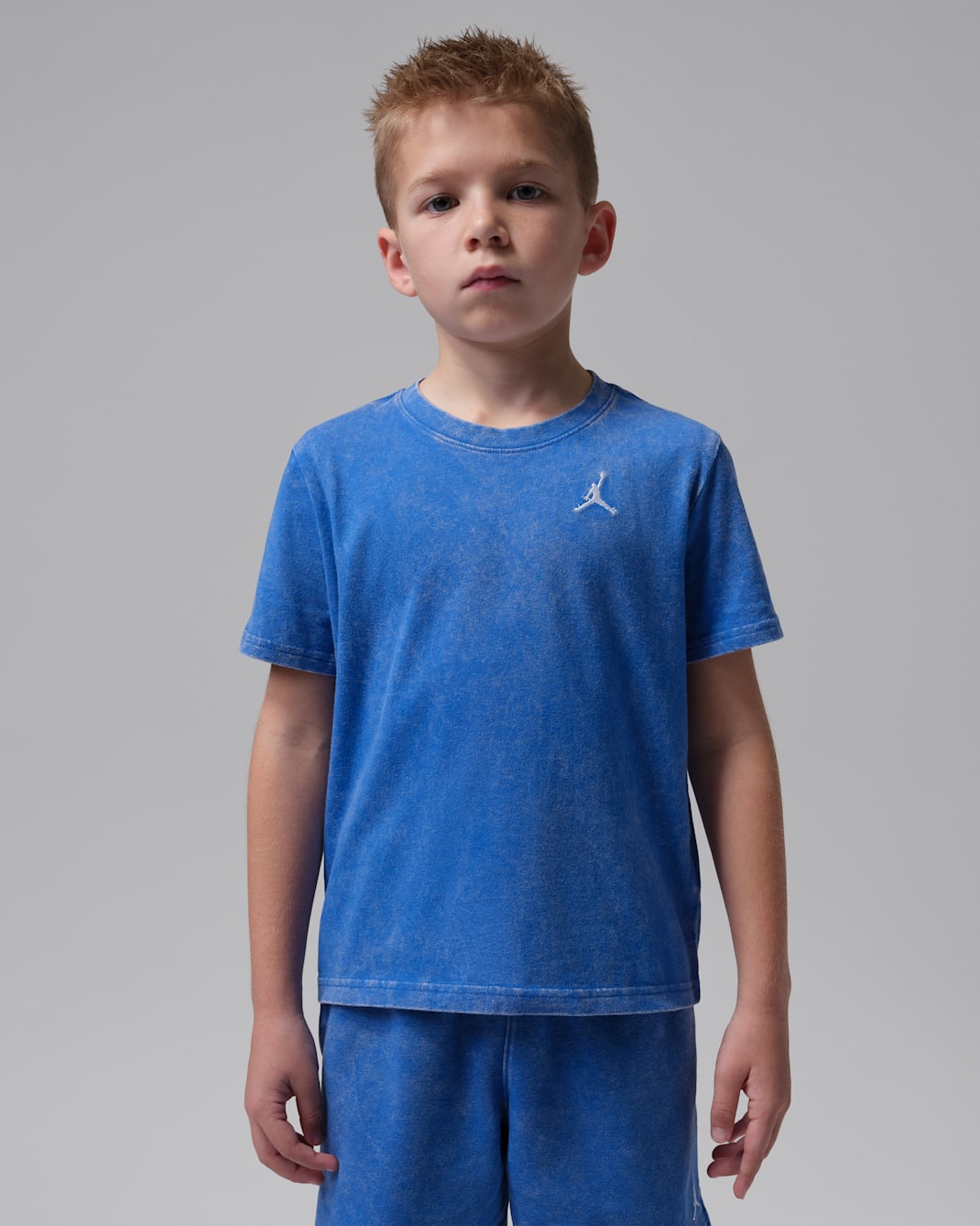 Playera Air bordada con lavado ácido para niños talla pequeña Jordan - Royal juego