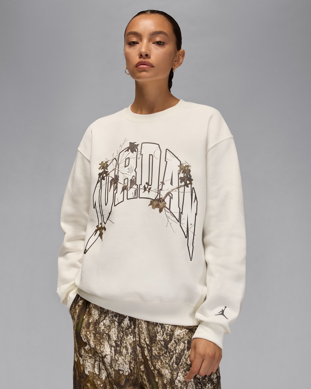 Jordan Brooklyn Realtree Fleece-Sweatshirt mit Rundhalsausschnitt für Damen - Sail/Iron Grey
