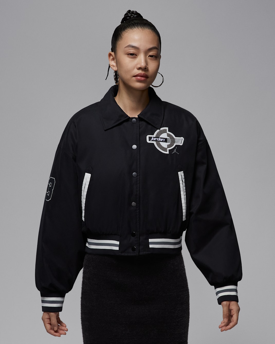 조던 브루클린 여성 써마 핏 바시티 재킷 - 블랙/블랙/아이언 그레이