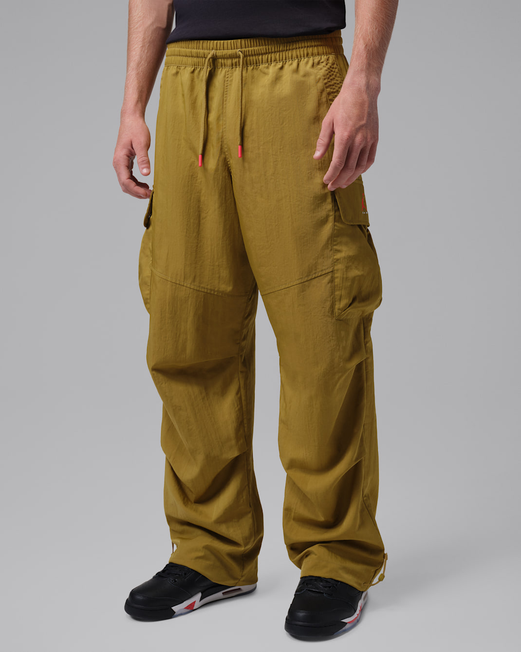 Jordan Brooklyn Men's Woven Cargo Pants - Desert Moss/University Red