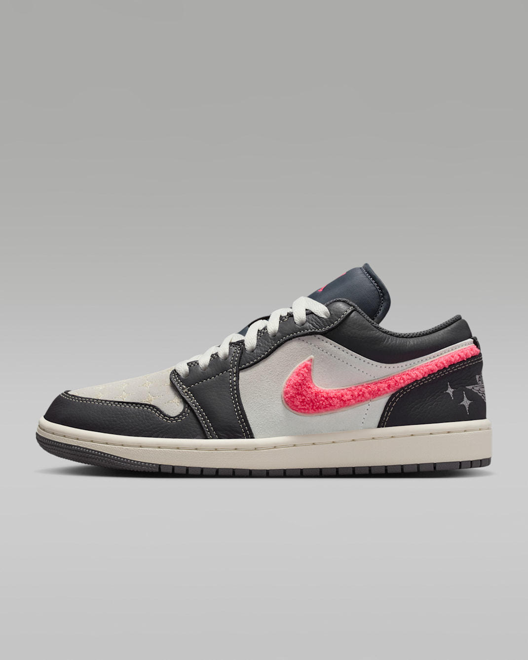 Tenis para mujer Air Jordan 1 Low - Grafito claro/Ponche cálido/Muselina/Vela