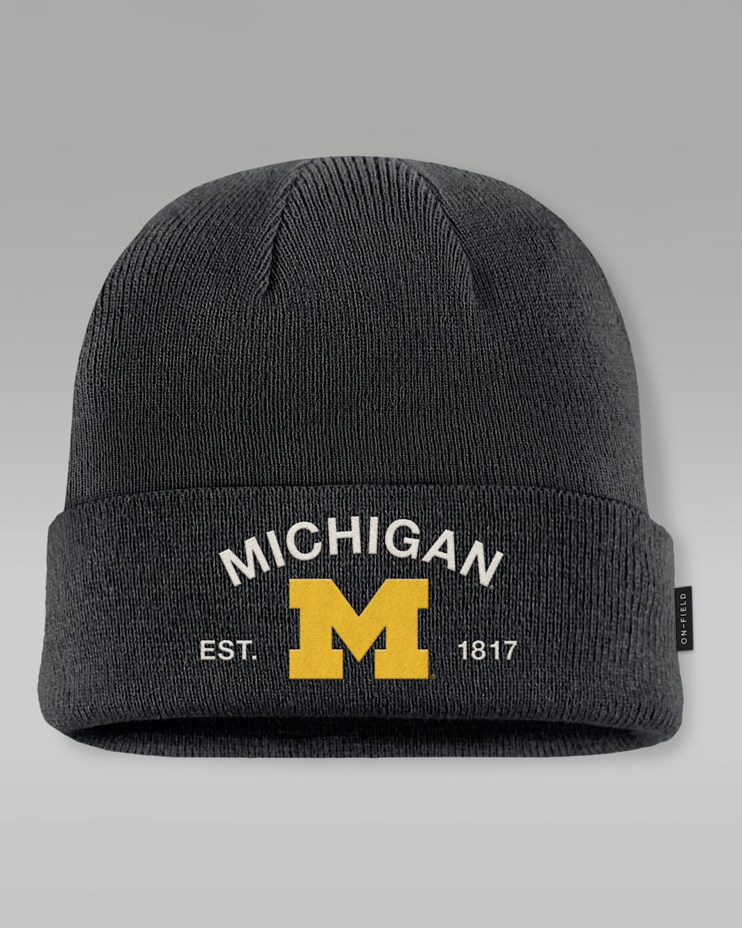 Gorro con dobladillo universitario marca Jordan para hombre Michigan 2025 Military Appreciation - Negro