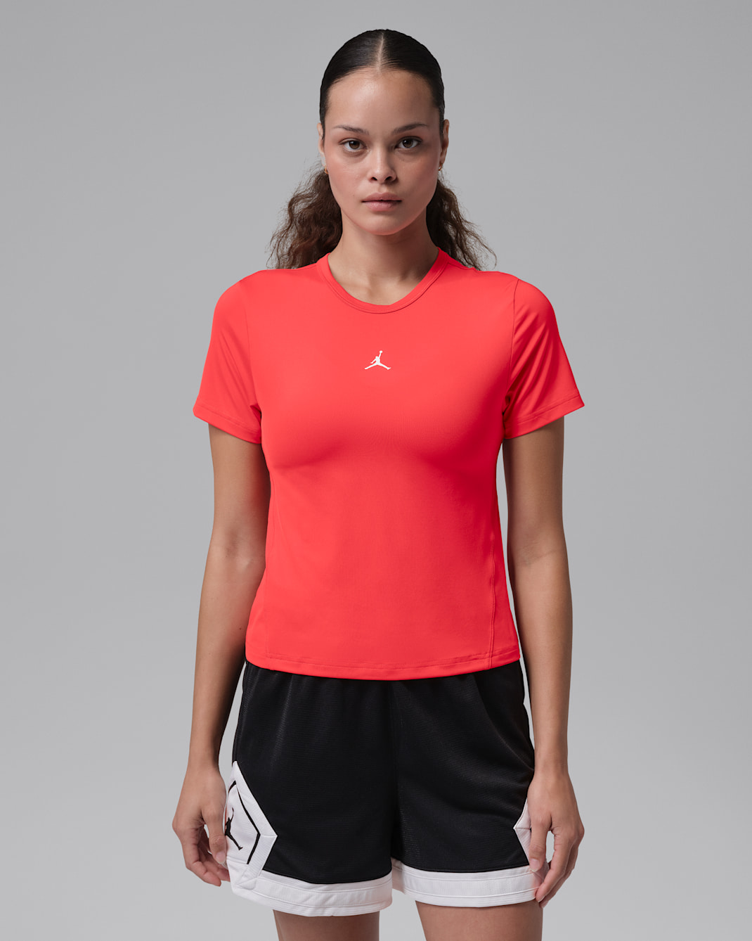 Playera de manga corta Dri-FIT para mujer Jordan Sport Essentials - Rojo pista/Blanco