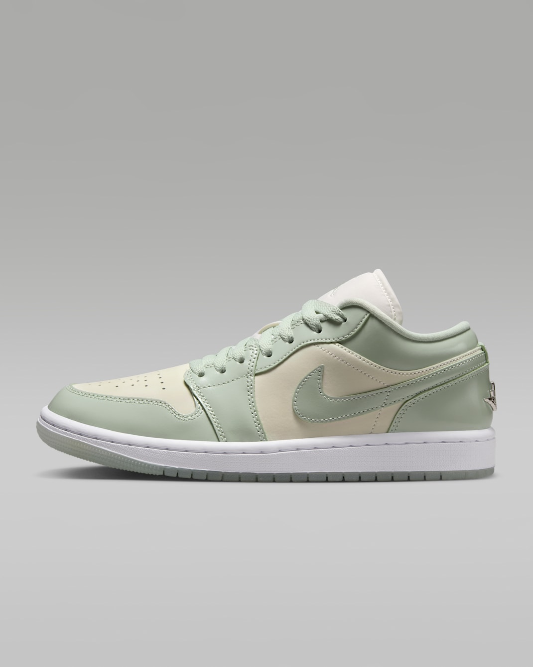 Tenis para mujer Air Jordan 1 Low SE - Vela/Plata metalizado/Blanco/Espuma de mar