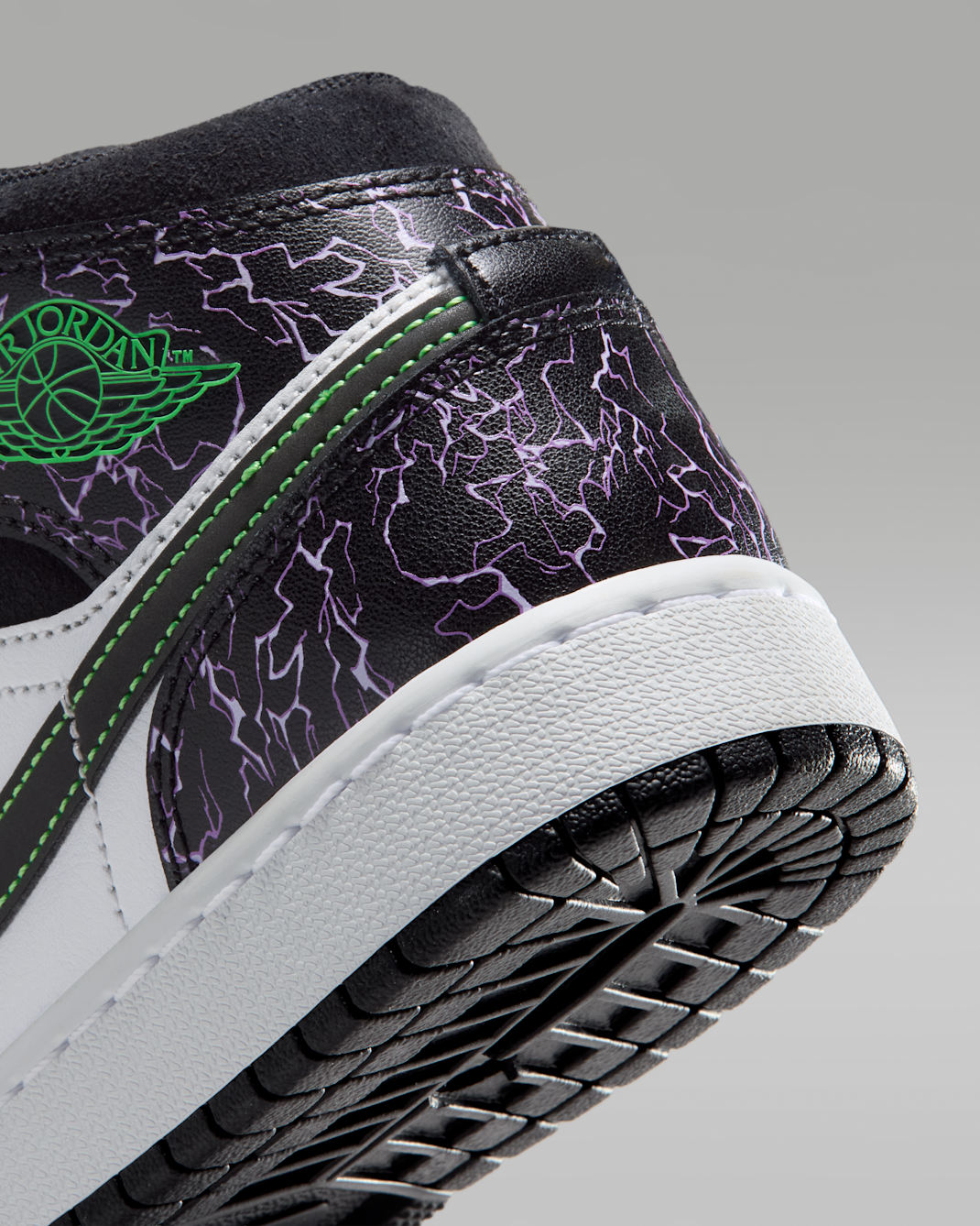 Air Jordan 1 Mid SE Big Kids' Shoes