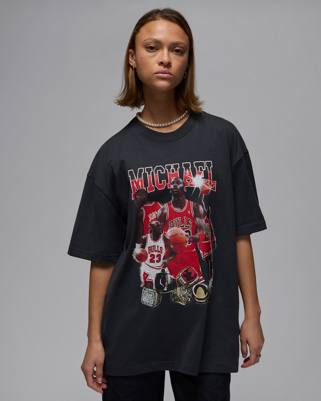 Jordan Playera de manga corta con gráfico oversized para mujer - Sombrío apagado