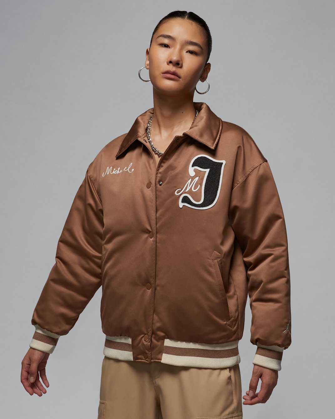 ジョーダン ウィメンズ バーシティ ジャケット - アーキオブラウン/レジェンドライトブラウン
