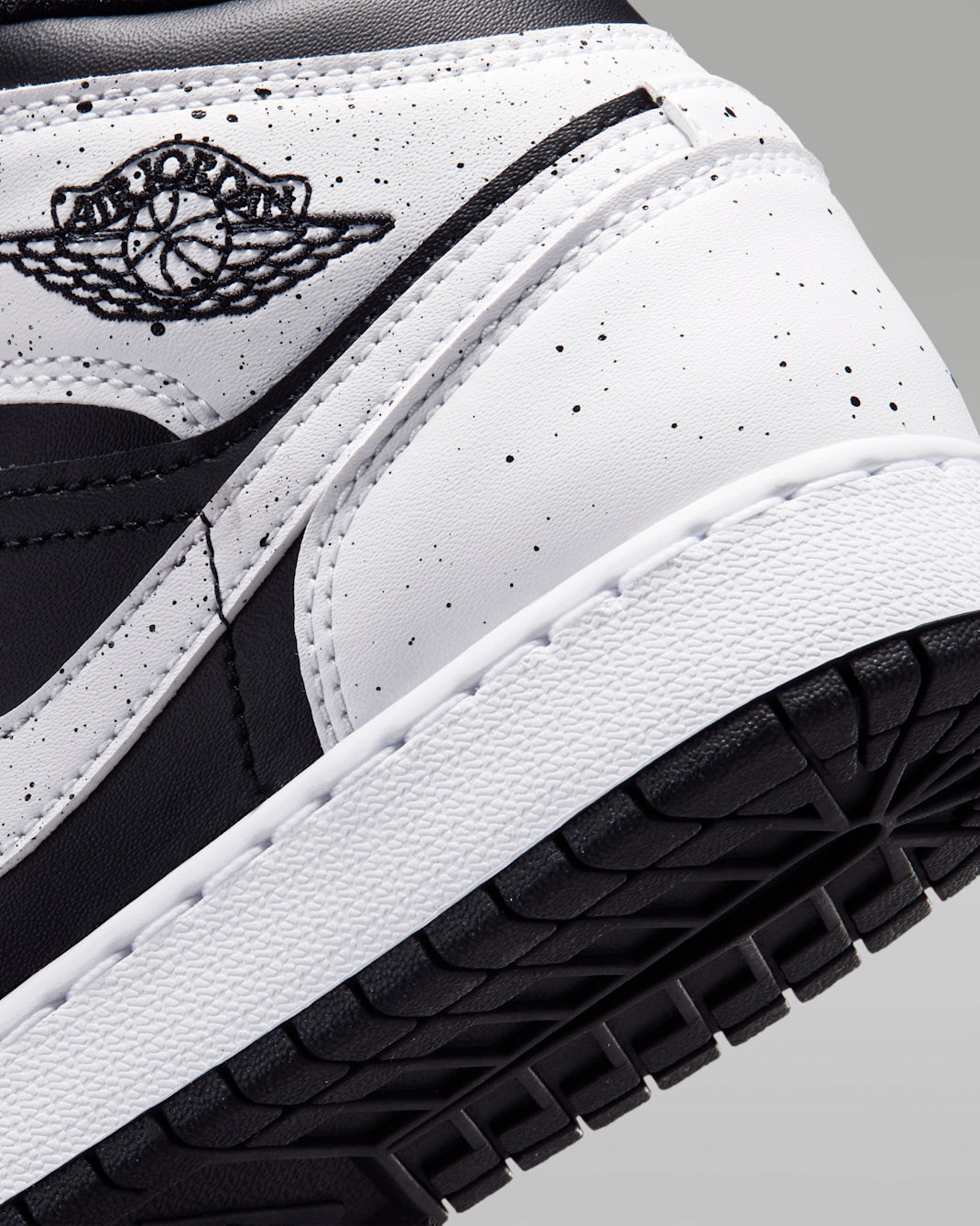 Air Jordan 1 Mid Big Kids' Shoes