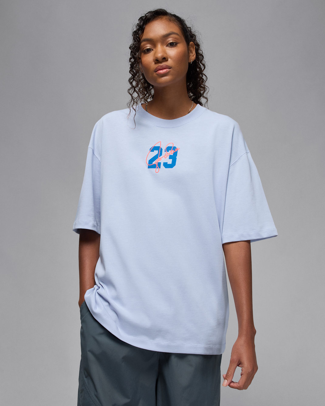 Jordan Essentials Playera con gráfico de manga corta para mujer - Fantasma