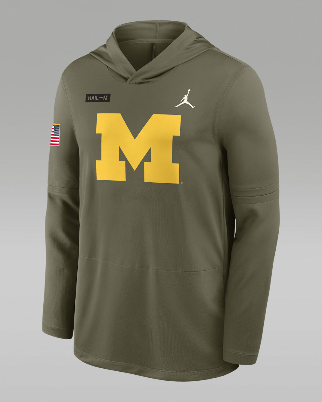 Playera de manga larga universitaria marca Jordan Dri-FIT con gorro para hombre Michigan 2025 Military Appreciation - Oliva