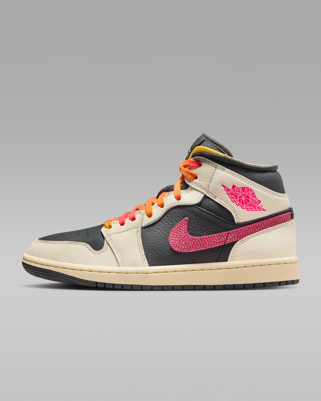 Tenis Air Jordan 1 para mujer Mid SE Edge - Marfil pálido/Negro/Muselina/Rosa carrera