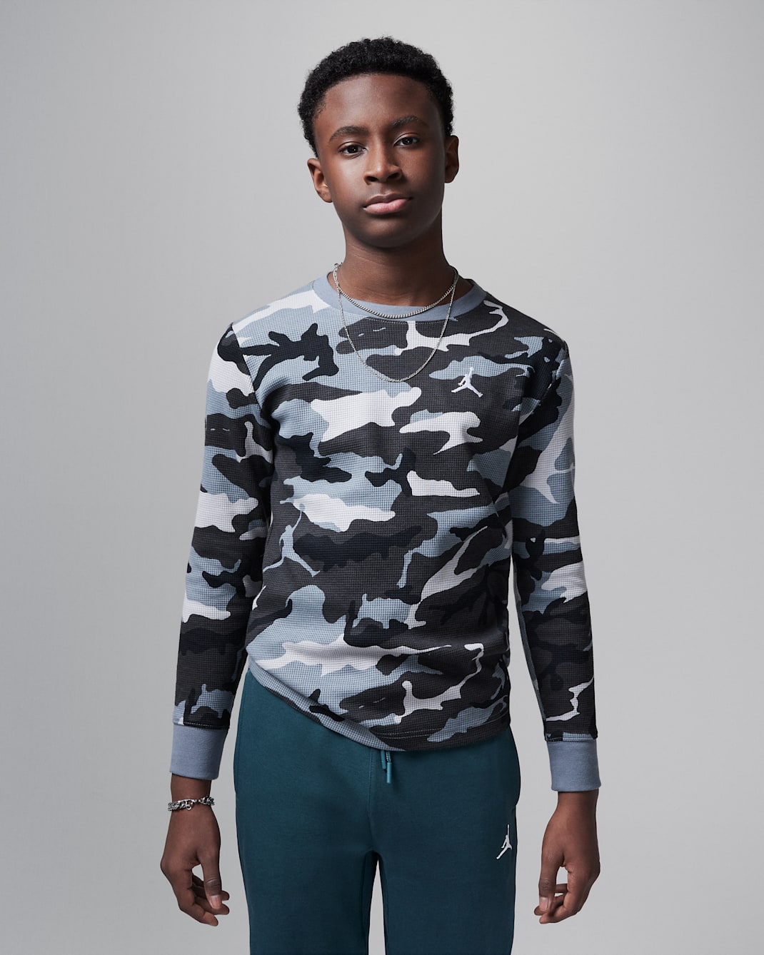 ジョーダン ブルックリン エッセンシャル ジュニア カモ ロングスリーブ トップ - スモークグレー