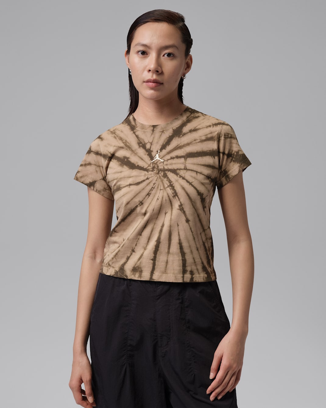 ジョーダン ブルックリン ウィメンズ グラフィック Tシャツ - カーキ/ペールアイボリー