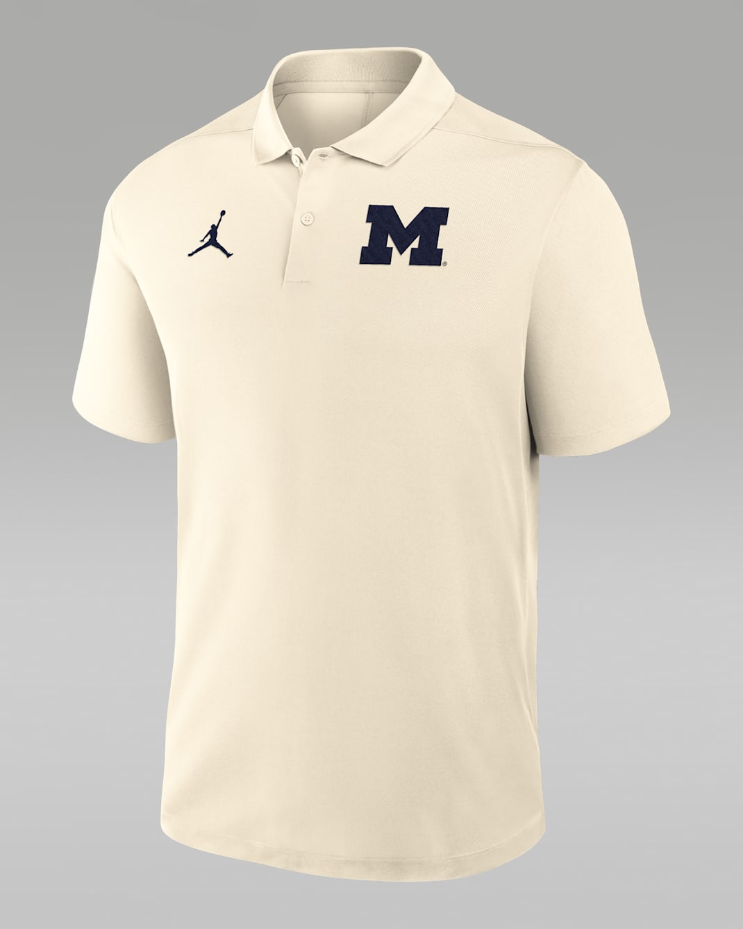 Polo universitaria Jordan Brand Dri-FIT para hombre Michigan Victory Primary Logo - Tostado/Beige
