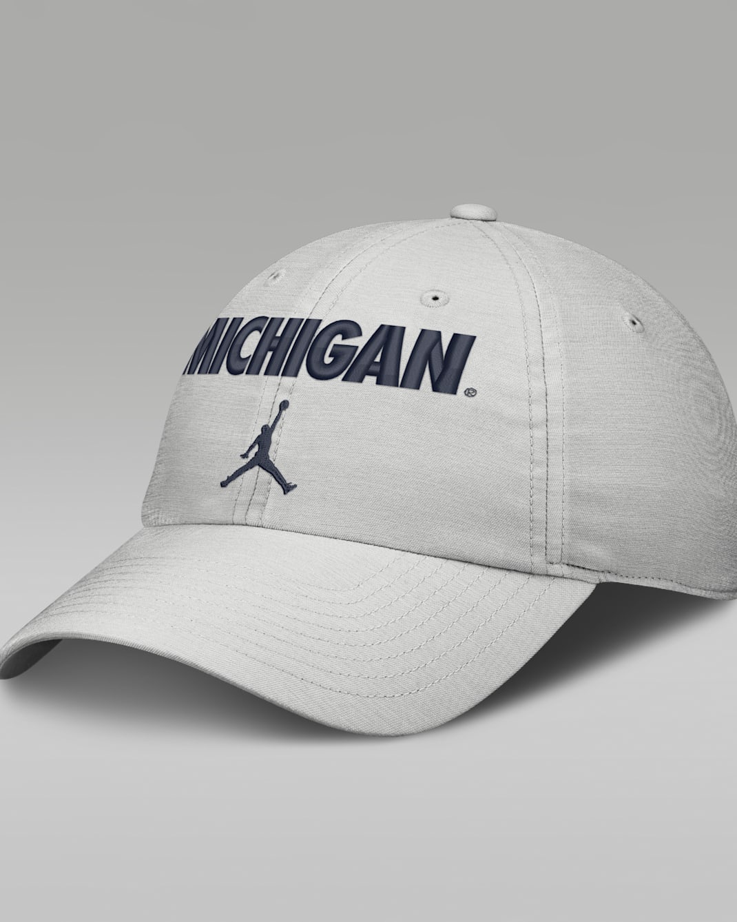 Gorra universitaria marca Jordan ajustable para hombre Michigan Sideline Club Practice - Polvo fotón