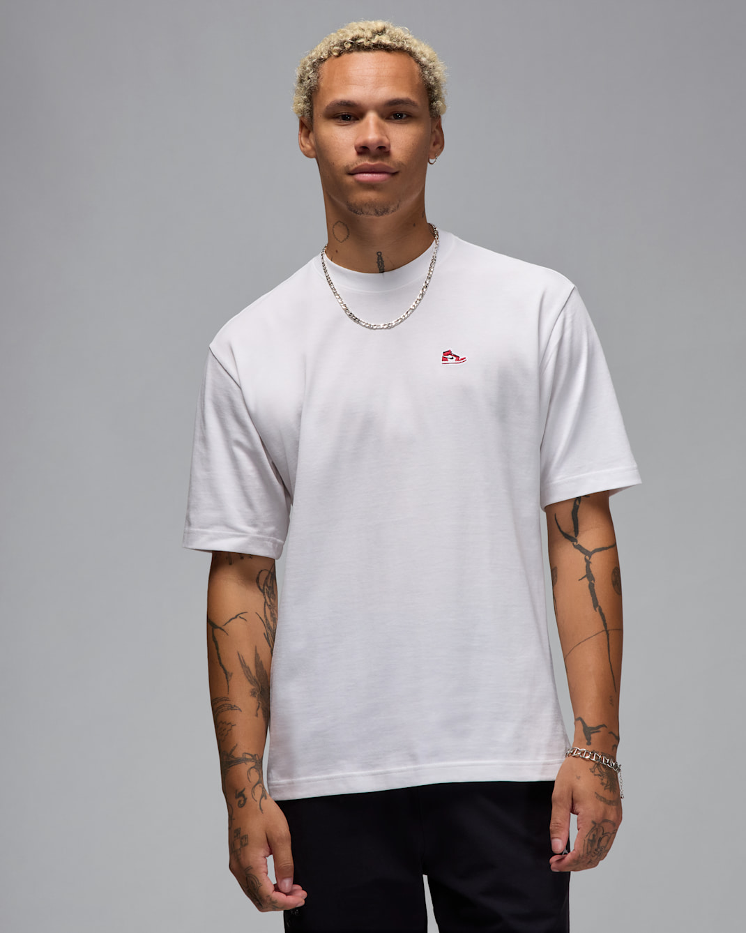 Playera con parche de tenis para hombre Jordan Brand - Blanco/Rojo universitario