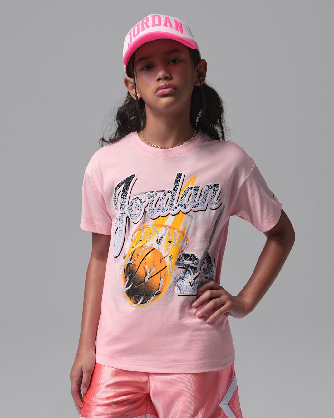 Playera con tipografía She's On Fire para niños talla grande Jordan - Rosa suave medio