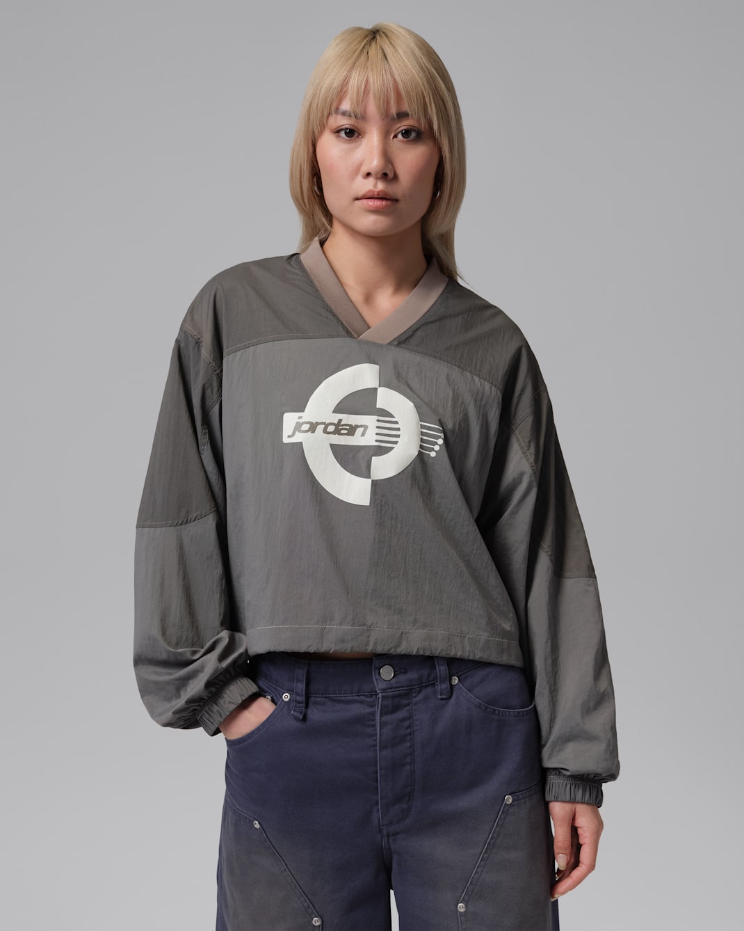 Sudadera sin cierre Jordan Brooklyn de manga larga de tejido Woven con gráfico para mujer - Gris oliva/Piedra enigma/Vela
