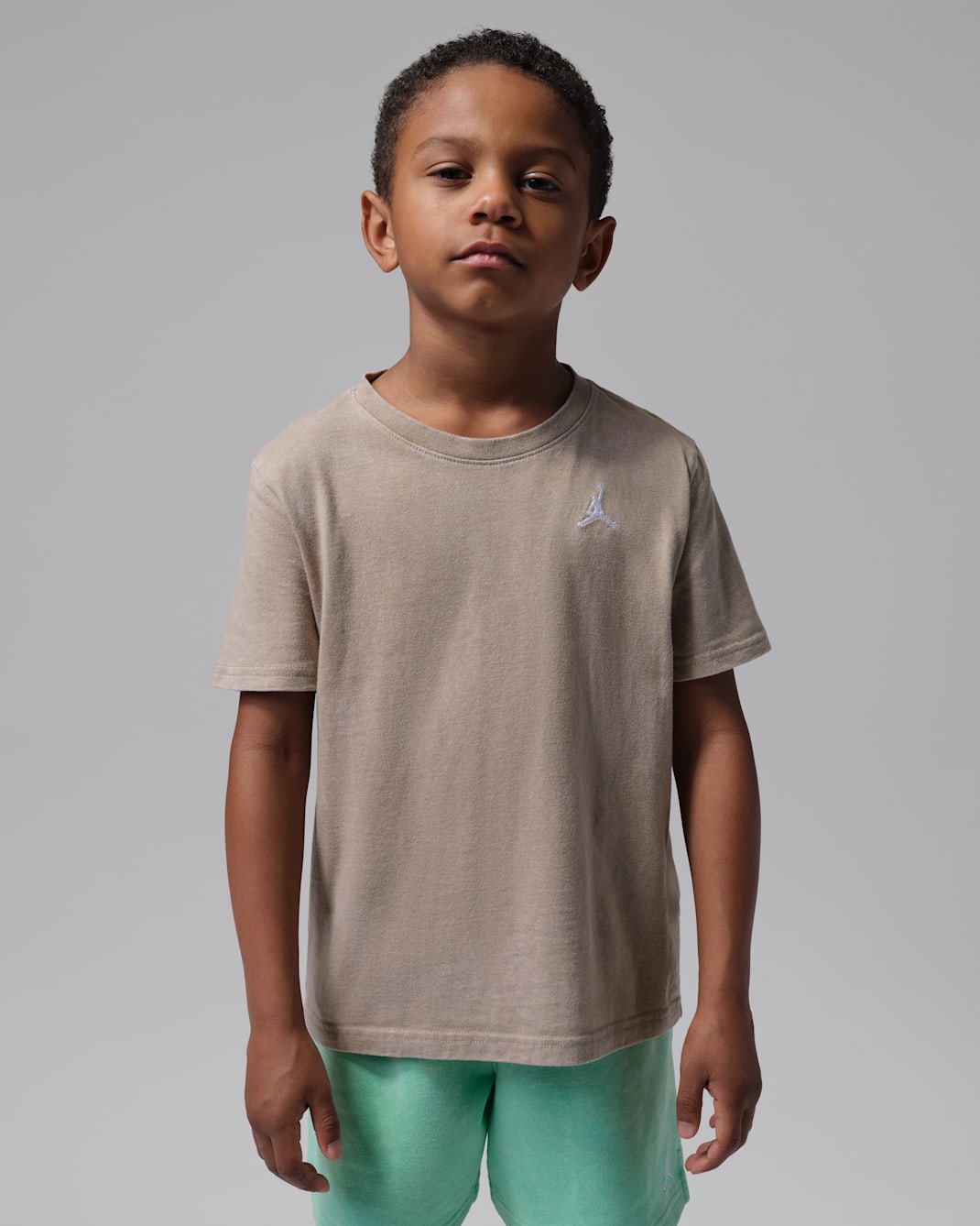 Playera Air bordada con lavado ácido para niños talla pequeña Jordan - Caqui