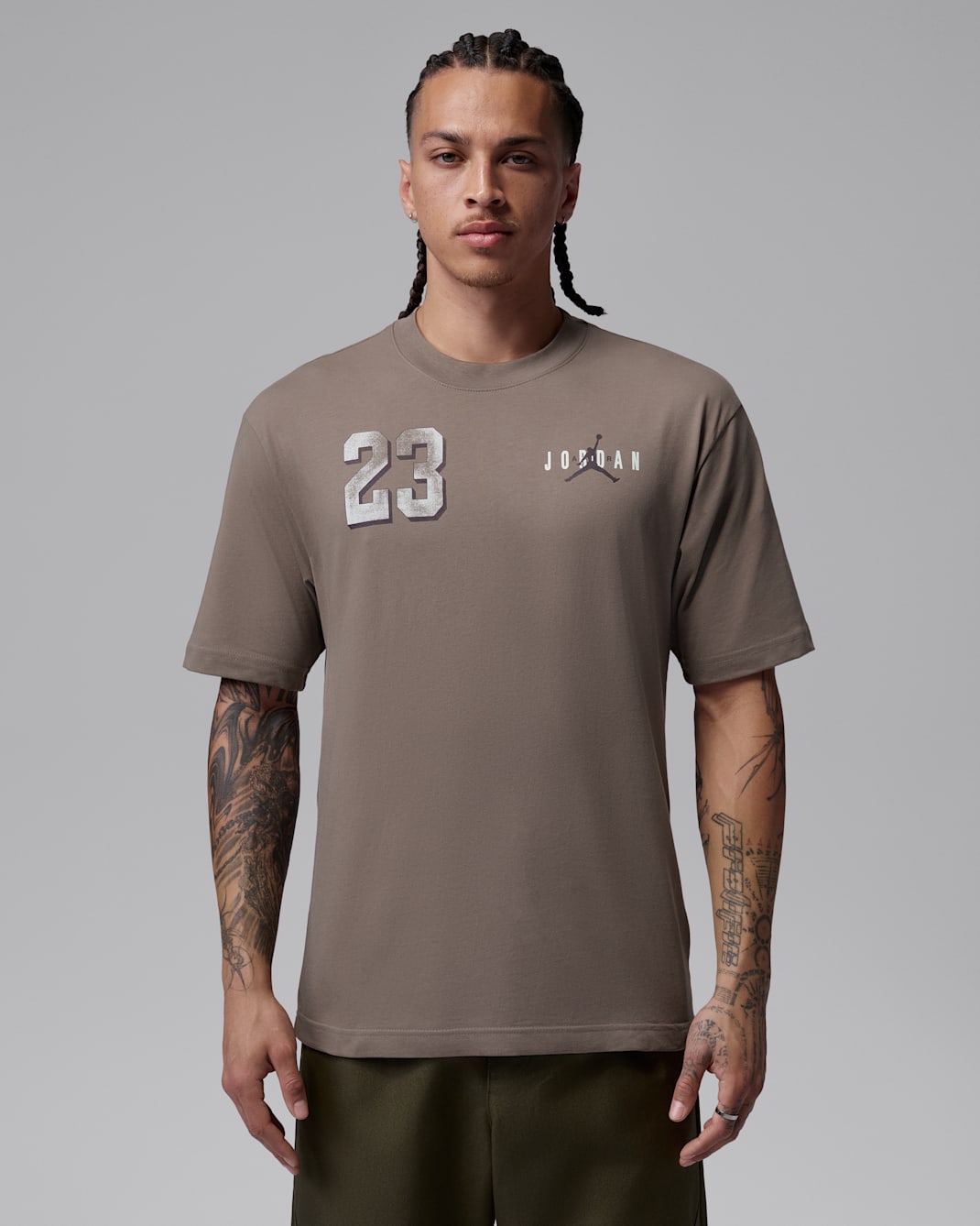 Playera Jordan con gráfico para hombre Brooklyn - Gris oliva/Halo jade