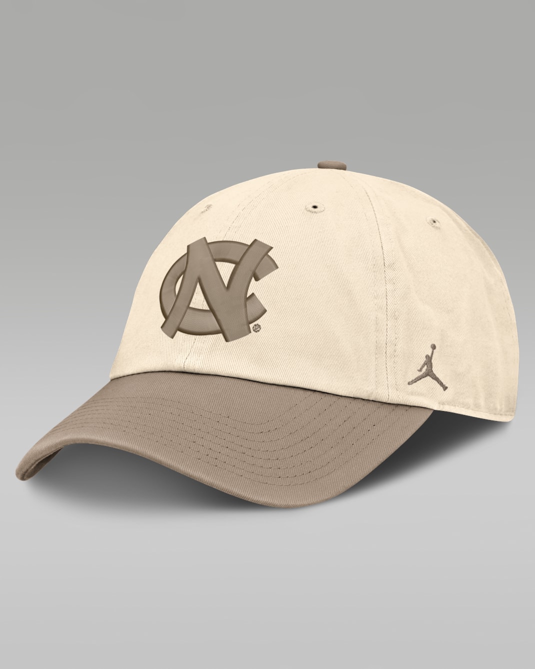 Gorra universitaria marca Jordan ajustable para hombre North Carolina Natural Club - Natural/Caqui