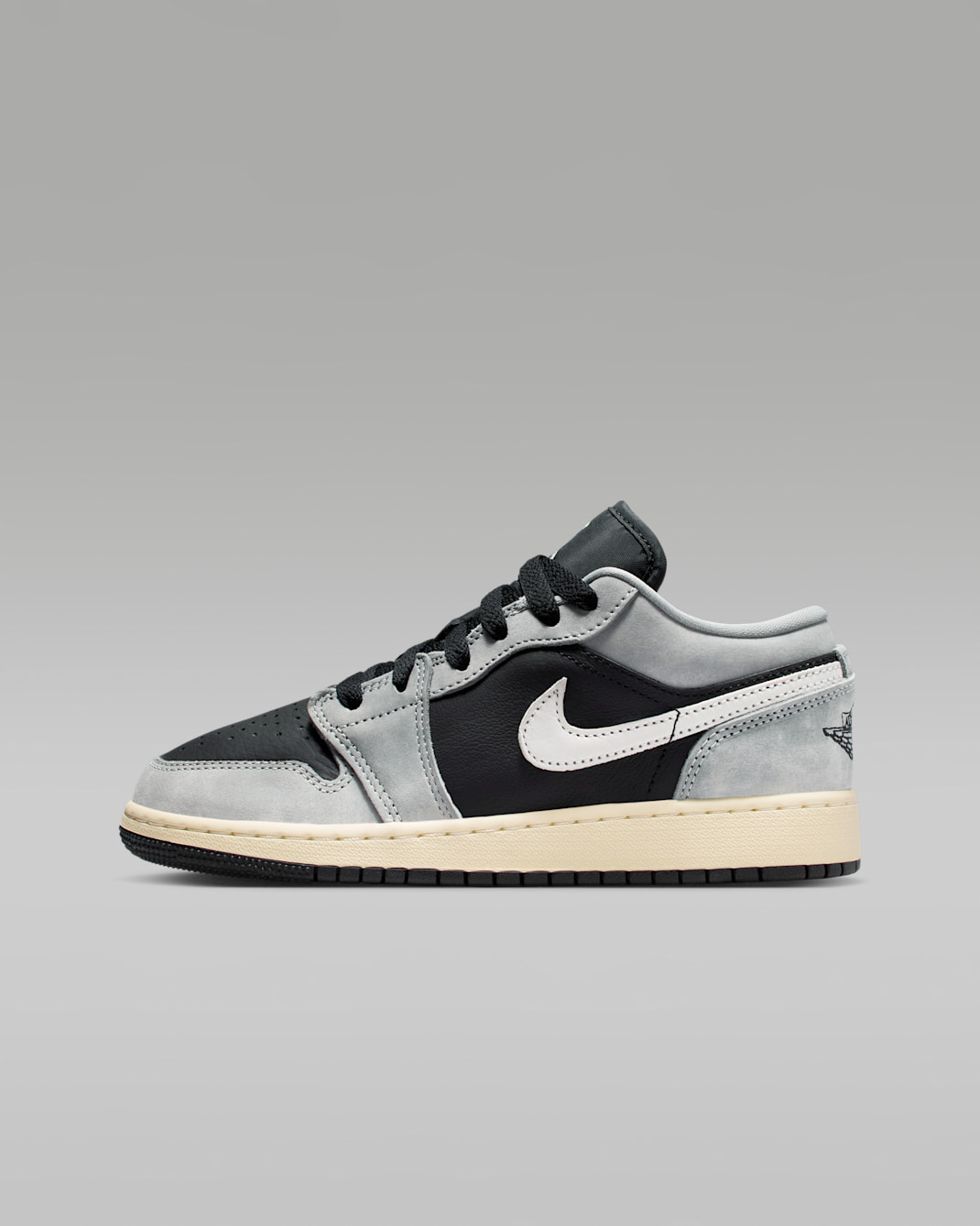 Air Jordan 1 Low SE Schuh (ältere Kinder) - Light Smoke Grey/Sail/Muslin/Schwarz