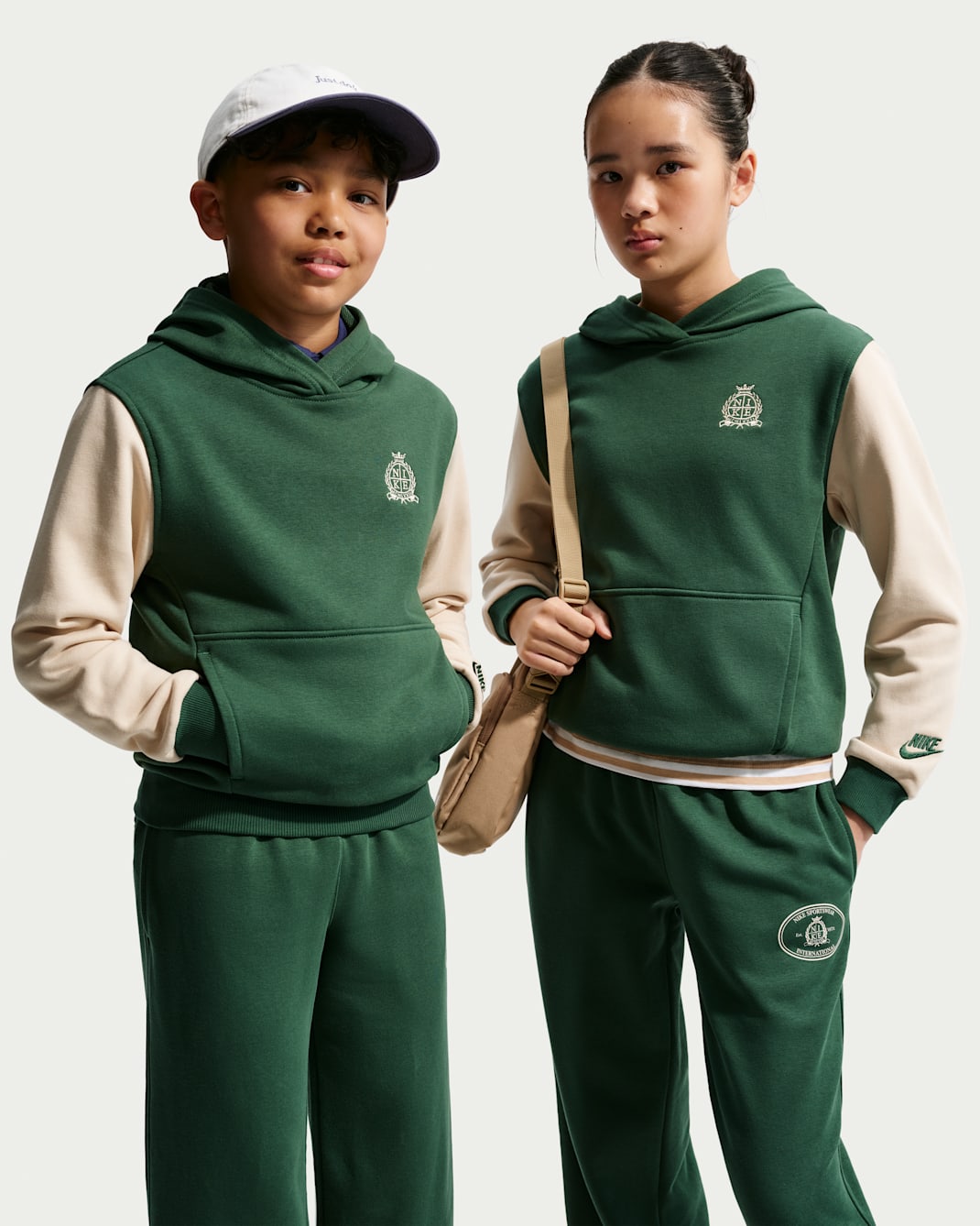 Nike Sportswear Club-hættetrøje i french terry til større børn - Fir/Sanddrift/Sanddrift/sort