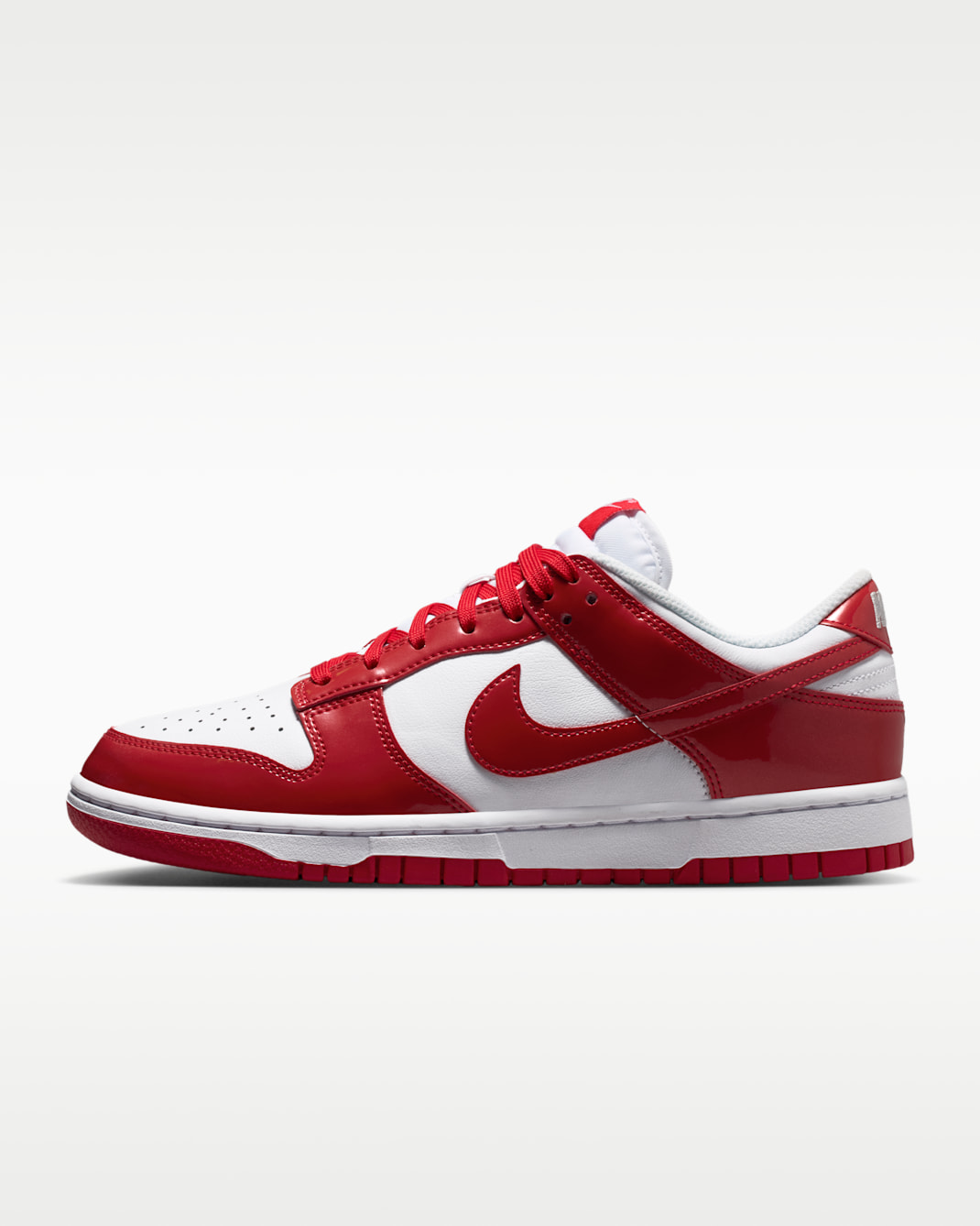 Tenis para mujer Nike Dunk Low SE - Blanco/Blanco/Plata metalizado/Rojo universitario