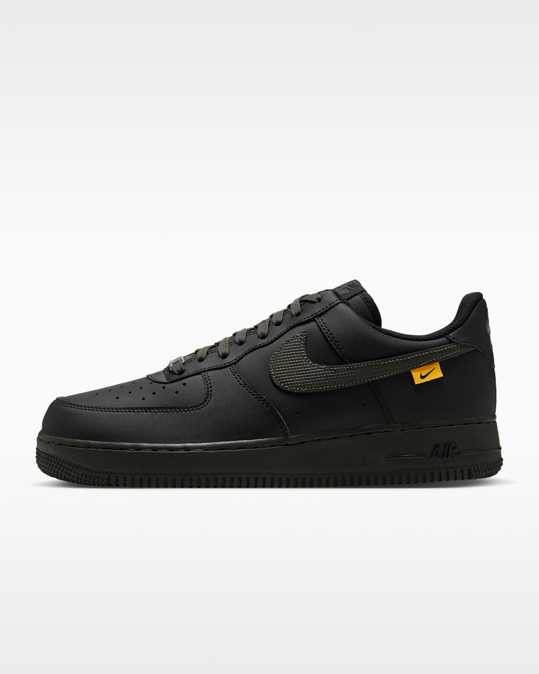 Tenis para hombre Nike Air Force 1 '07 - Negro/Plata metalizado/Naranja láser/Periódico