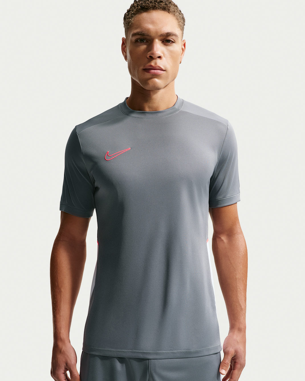 Playera de futbol de manga corta Dri-FIT para hombre Nike Academy - Gris humo/Blanco/Ponche cálido/Ponche cálido