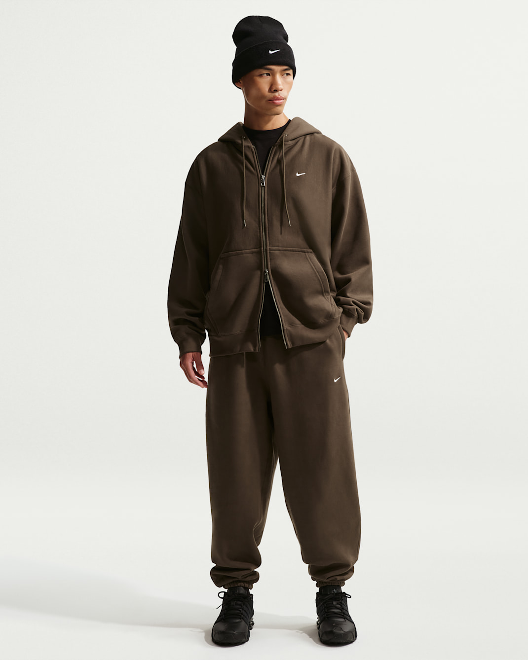 Pants de tejido Fleece con puños para hombre Nike Solo Swoosh - Avellana oscuro/Blanco