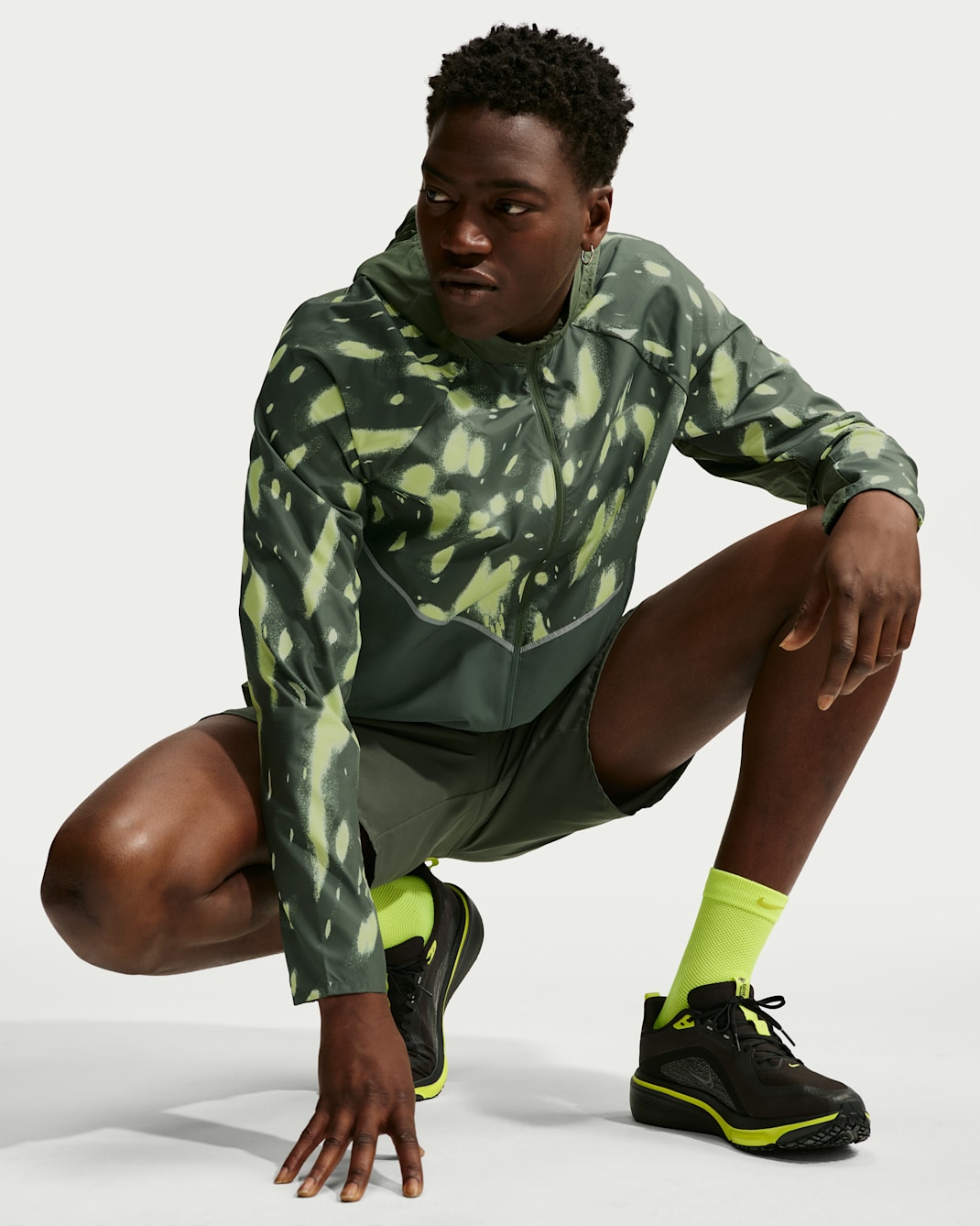 Nike Miler vannavstøtende løpejakke med trykk og UV-beskyttelse til herre - Camo Green/Svart