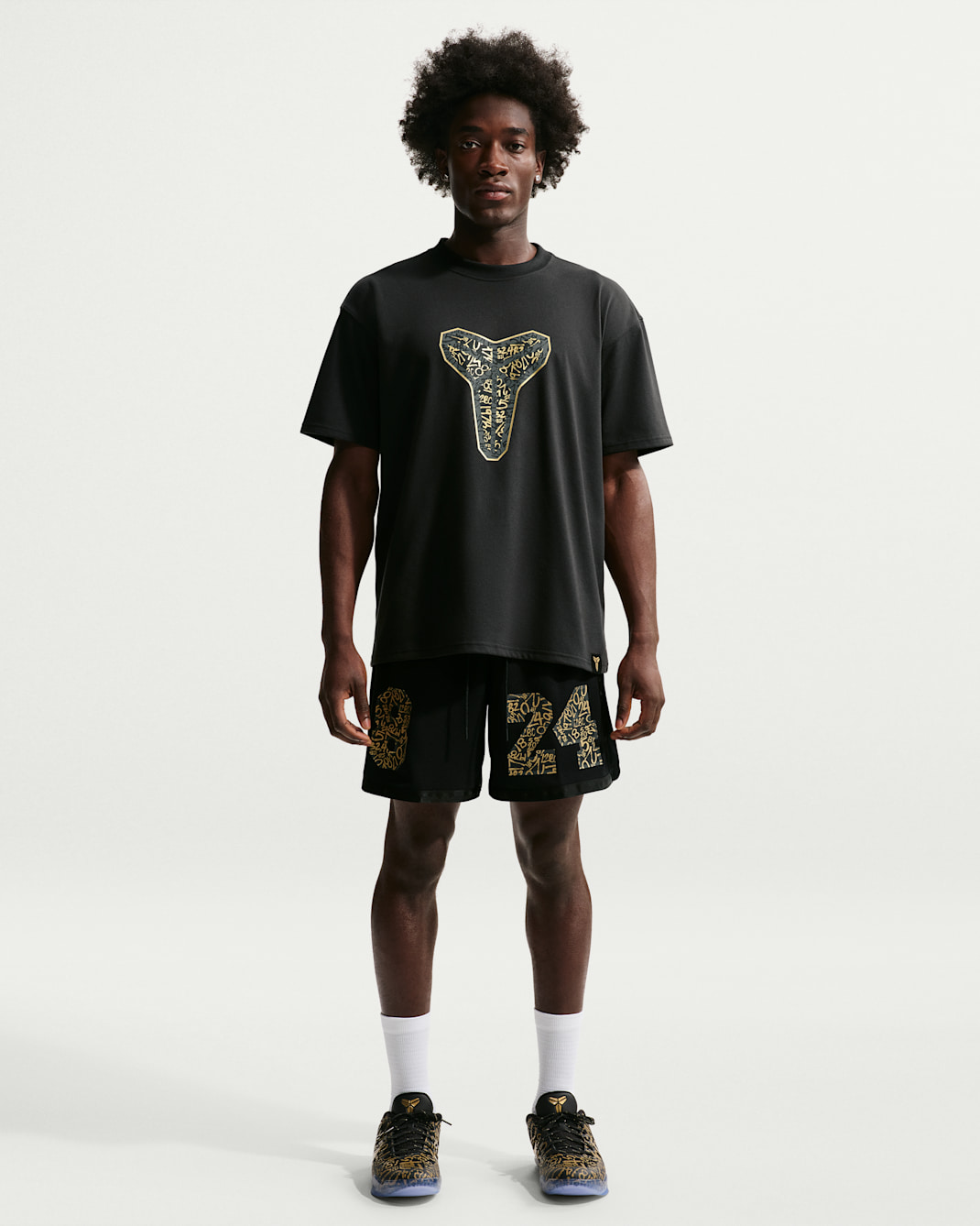 コービー ナイキ メンズ バスケットボールショートパンツ - ブラック/メタリックゴールド