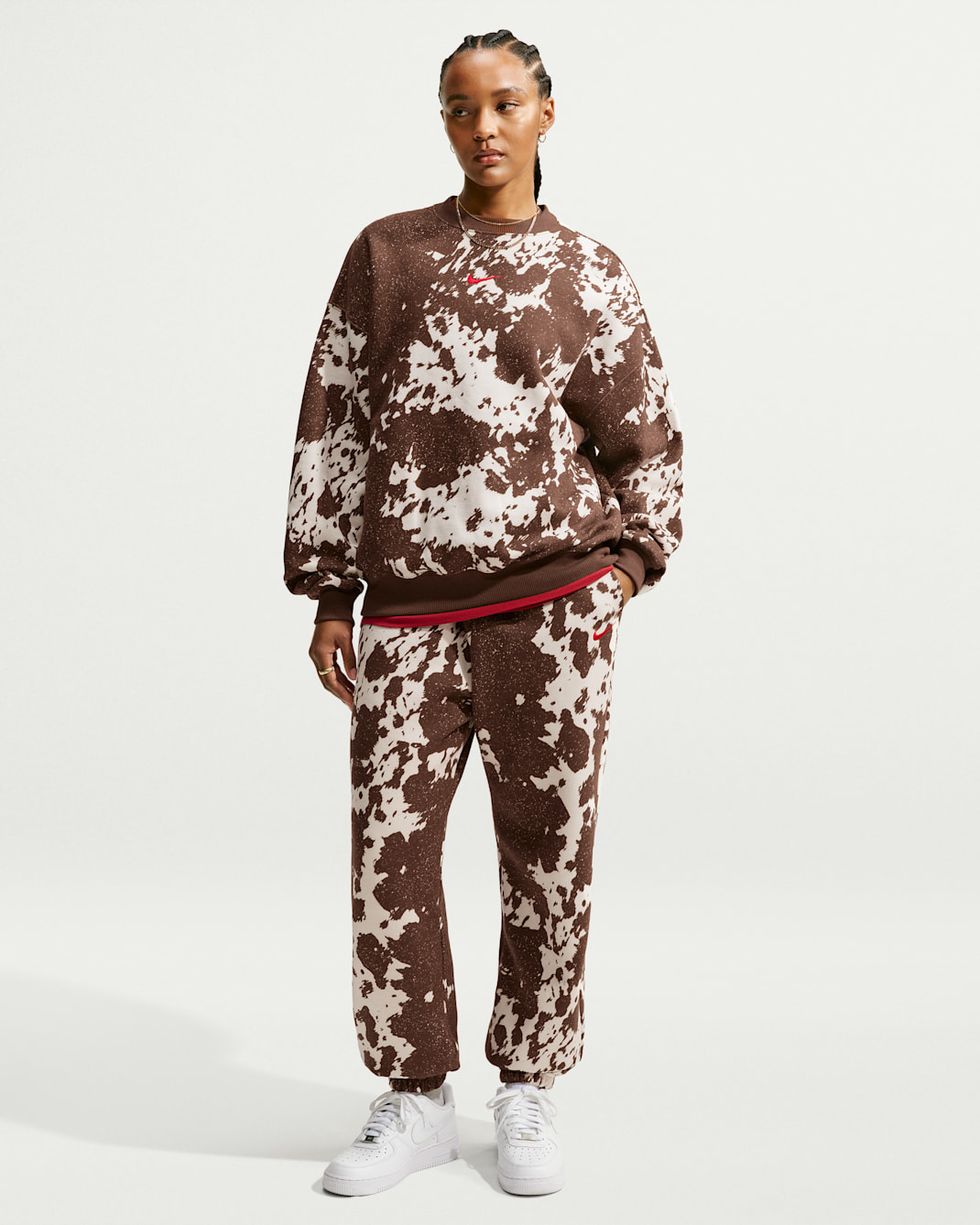 Pants de tiro alto oversized con puño para mujer Nike Studio Fleece Medium Weight - Cacao impresionante/Rojo universitario