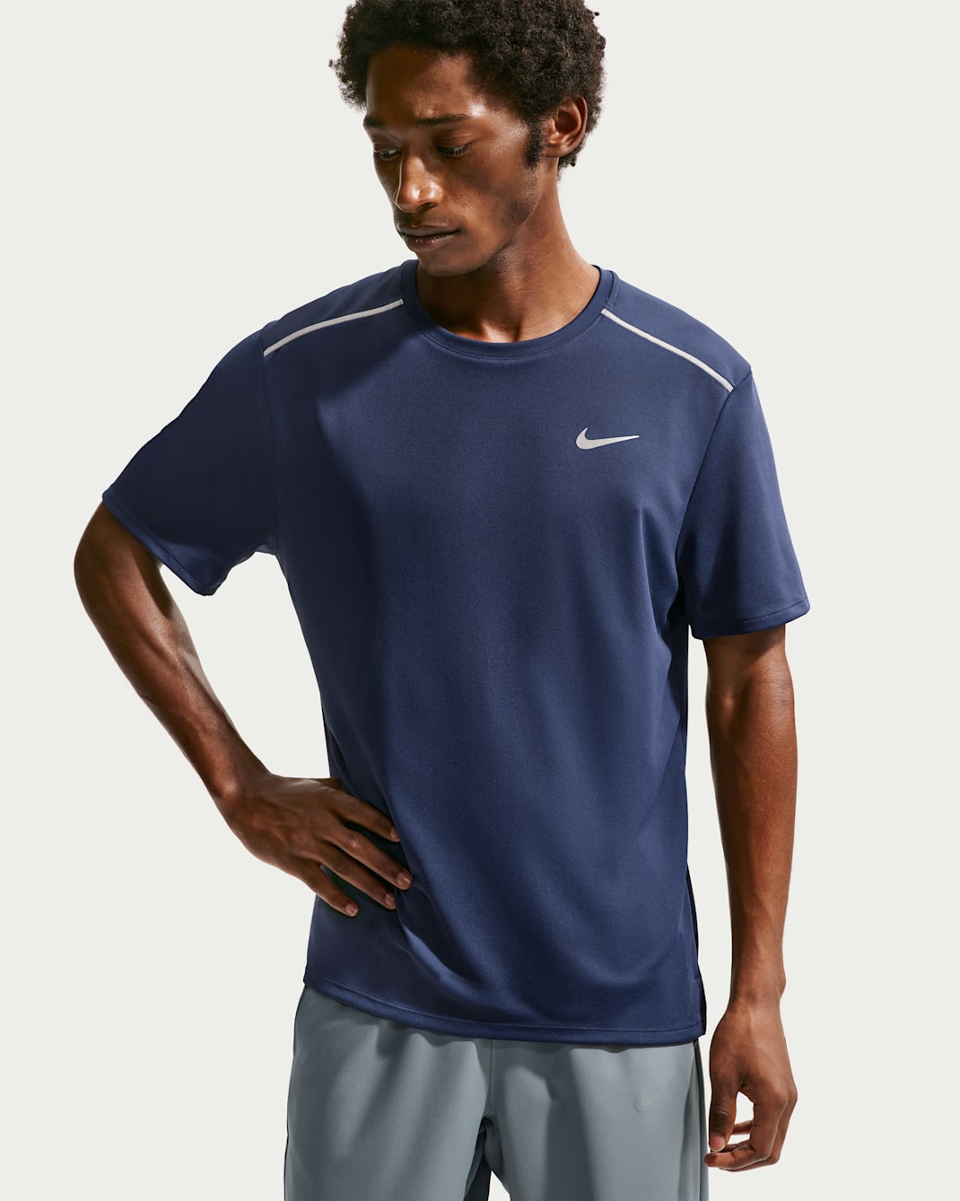 Haut de running à manches courtes et protection UV Dri-FIT Nike Miler pour homme - Midnight Navy/Obsidian