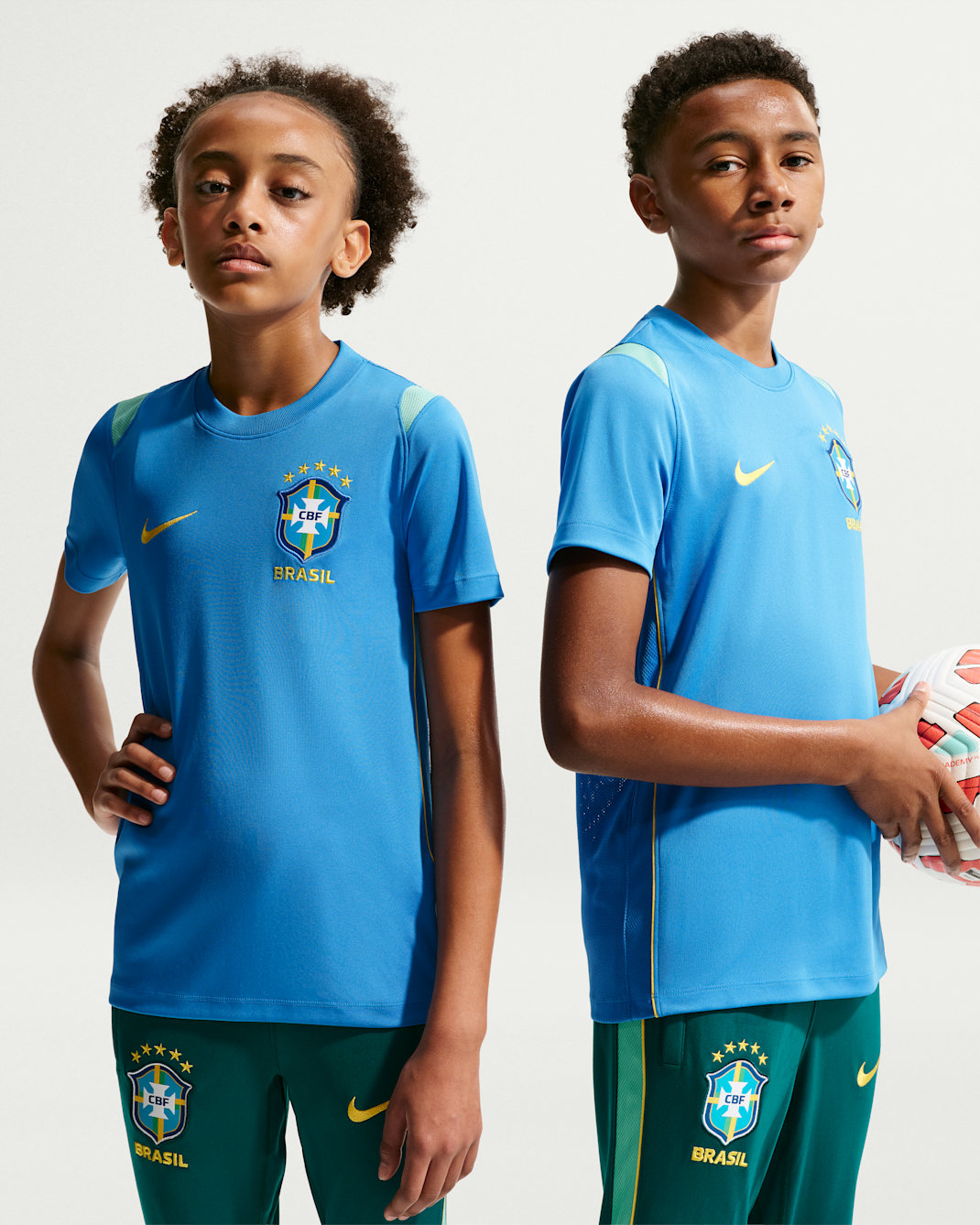 Brasil Academy Pro Nike Dri-FIT kortermet strikket fotballoverdel til store barn - Light Photo Blue/Light Menta/Midwest Gold