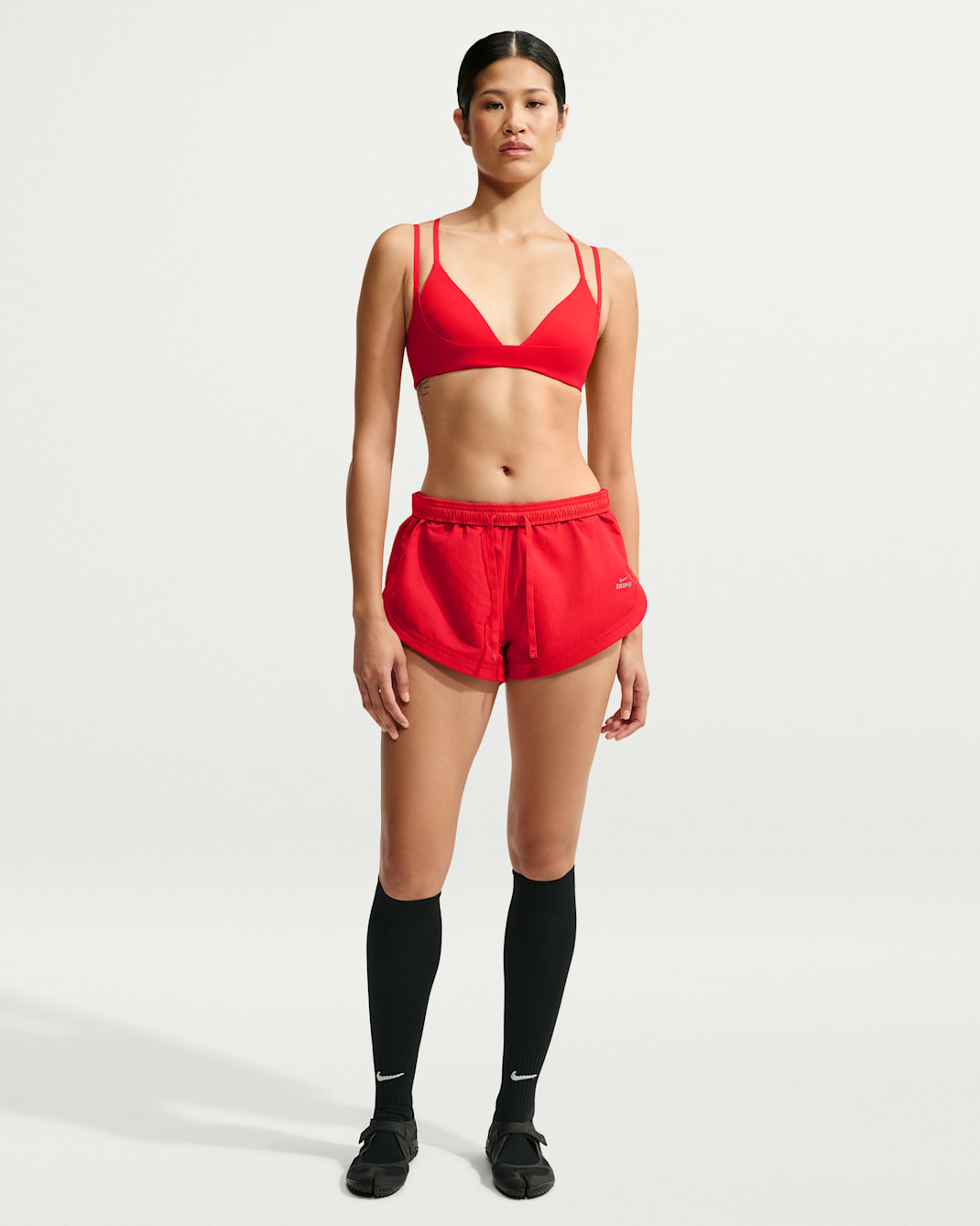NikeSKIMS Crunchy Nylon dameshorts (6,5 cm) - University Red/NSKM Ecru