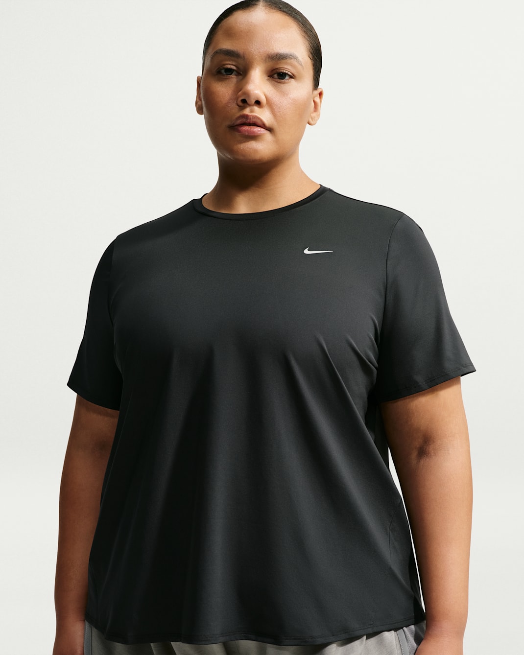 Playera de correr Dri-FIT para mujer (talla grande) Nike Swift - Negro