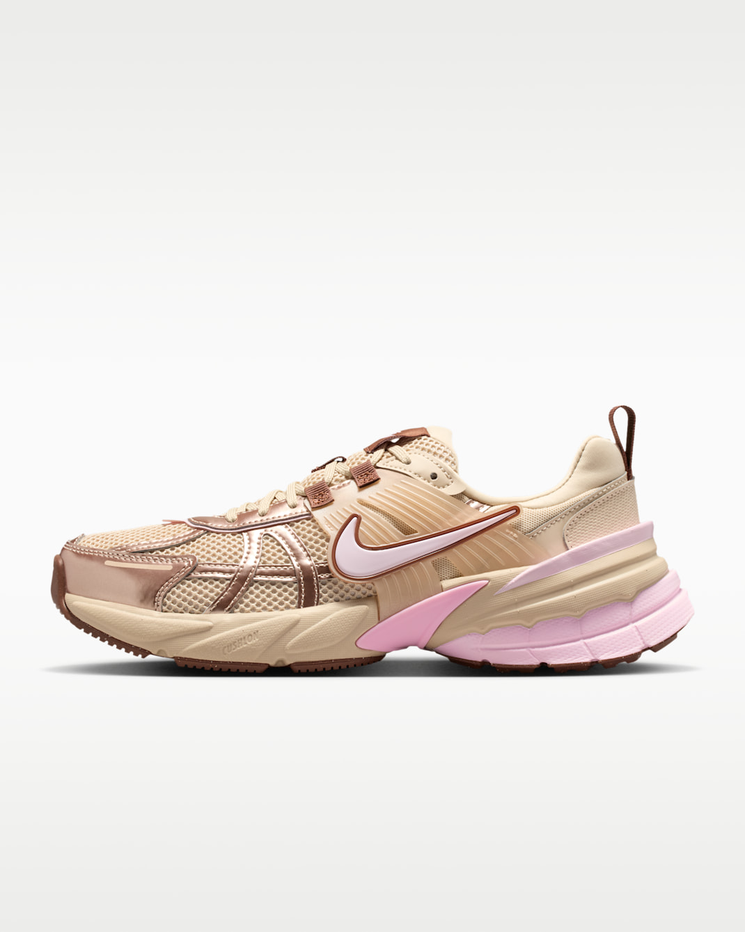 Tenis con detalles reflejantes para mujer Nike V2K Run - Duna/Brillo/Marrón fauna/Espuma rosa