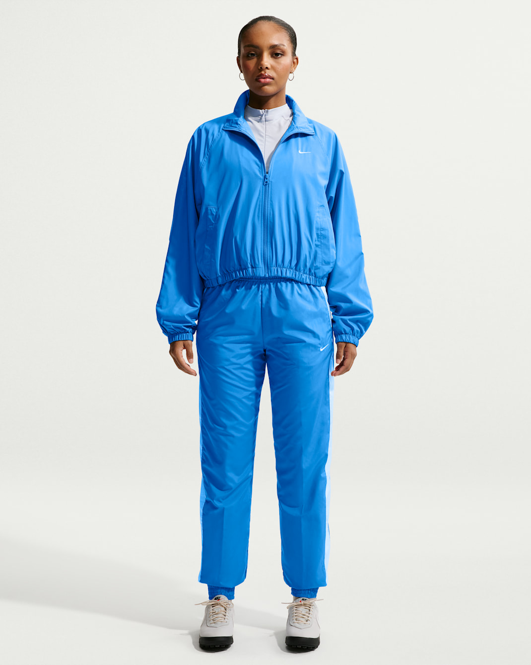 Joggers de tiro medio holgados con protección contra los rayos UV para mujer Nike Sportswear Classic Wovens - Azul foto claro/Blanco/Vela