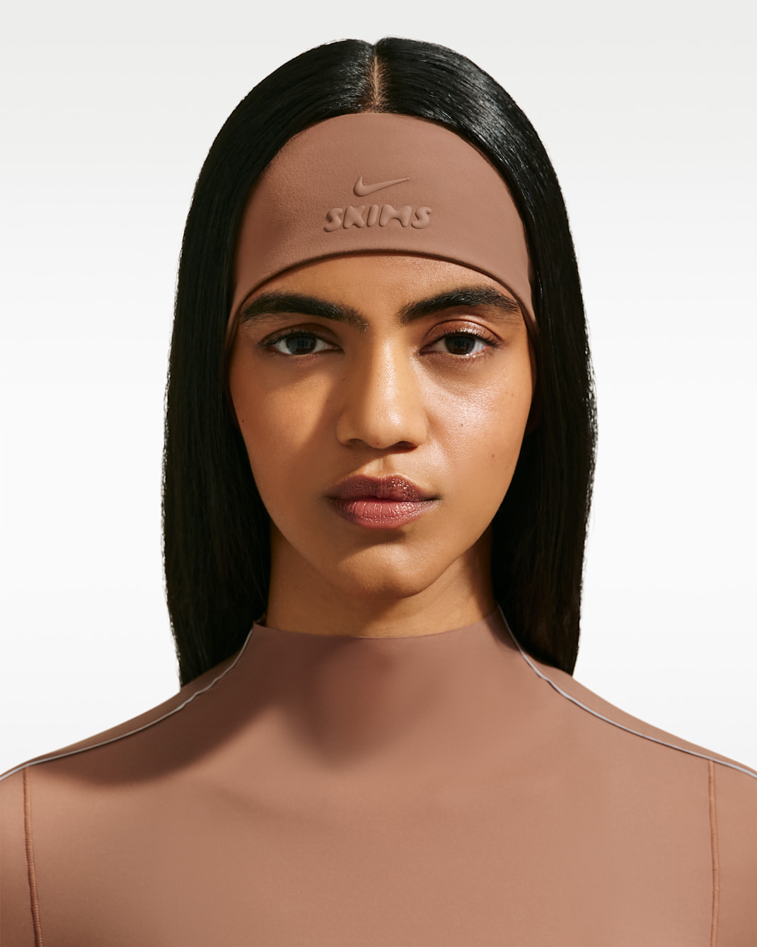 Banda para la cabeza NikeSKIMS Dri-FIT para mujer - NSKM Carob Brown