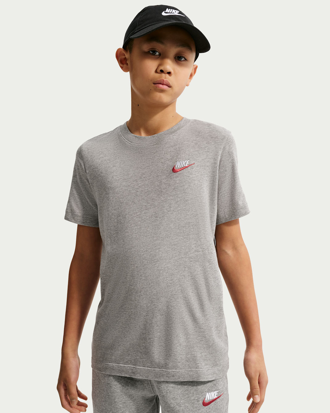 Playera para niños talla grande Nike Sportswear - Gris oscuro jaspeado/Blanco/Rojo universitario
