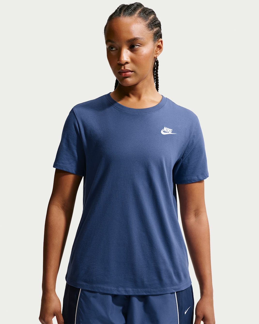 Playera para mujer Nike Sportswear Club Essentials - Azul marino místico/Blanco