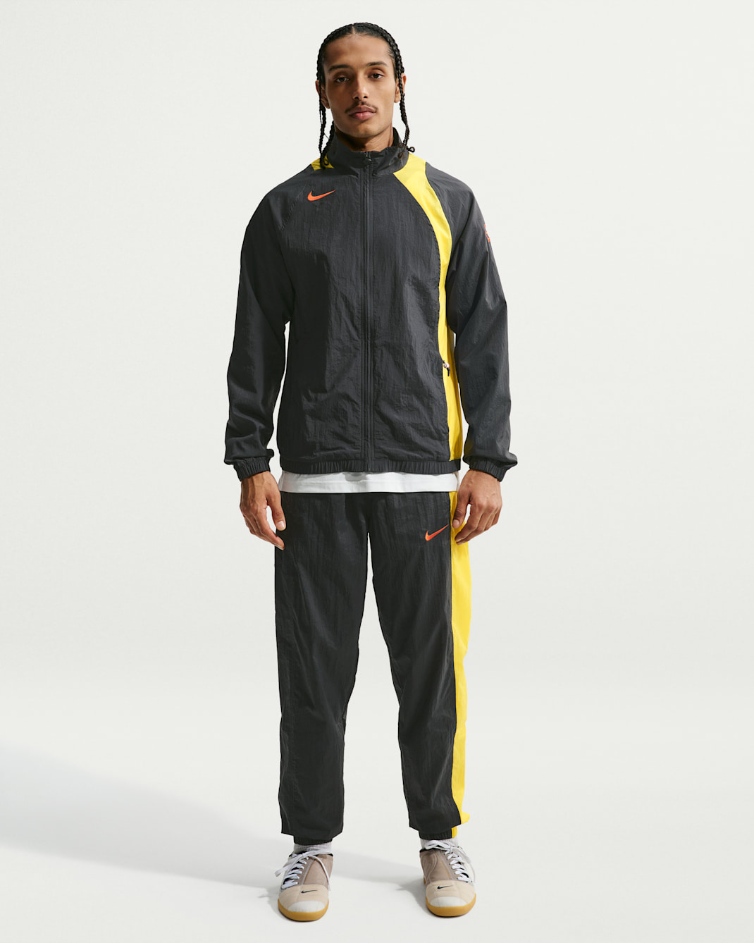 Pants deportivos de fútbol Repel para hombre Nike Total 90 - Gris humo oscuro/Amarillo tour/Rojo habanero