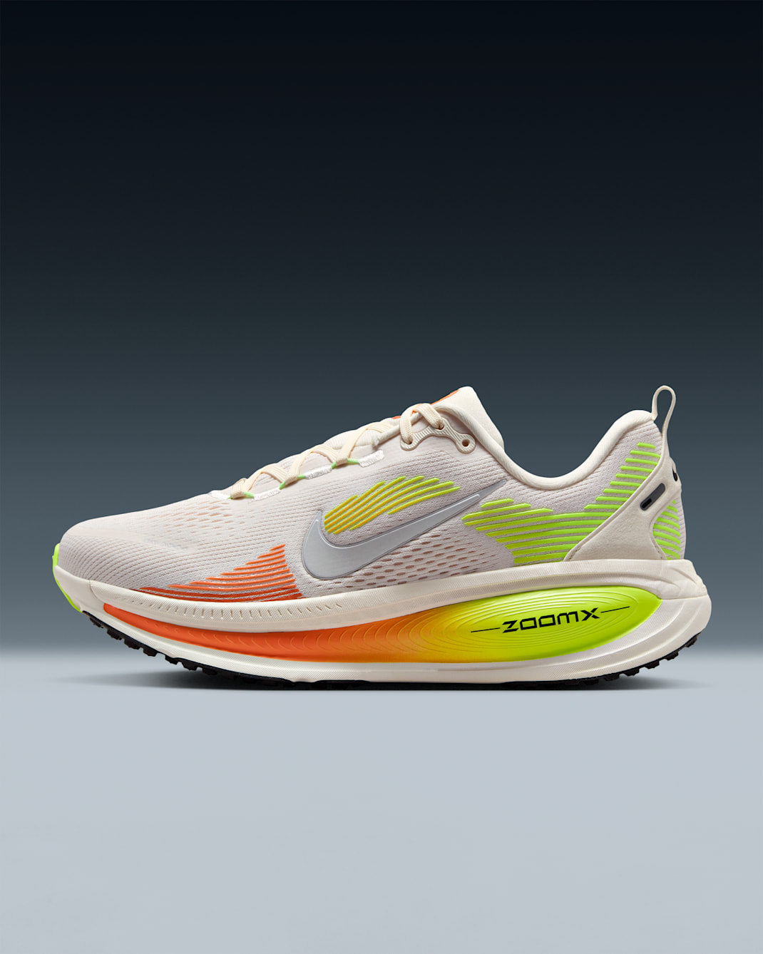 Tenis de correr en pavimento para mujer Nike Vomero 18 - Fantasma/Mango salvaje claro/Volt/Plata metalizado