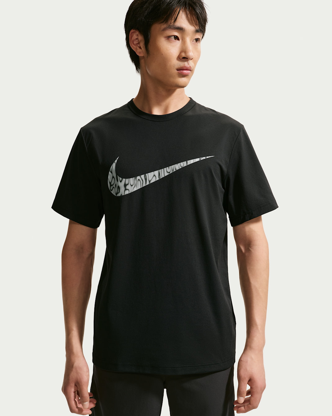 เสื้อยืดเทรนนิ่งป้องกัน UV ผู้ชาย Dri-FIT Nike Hyverse - ดำ