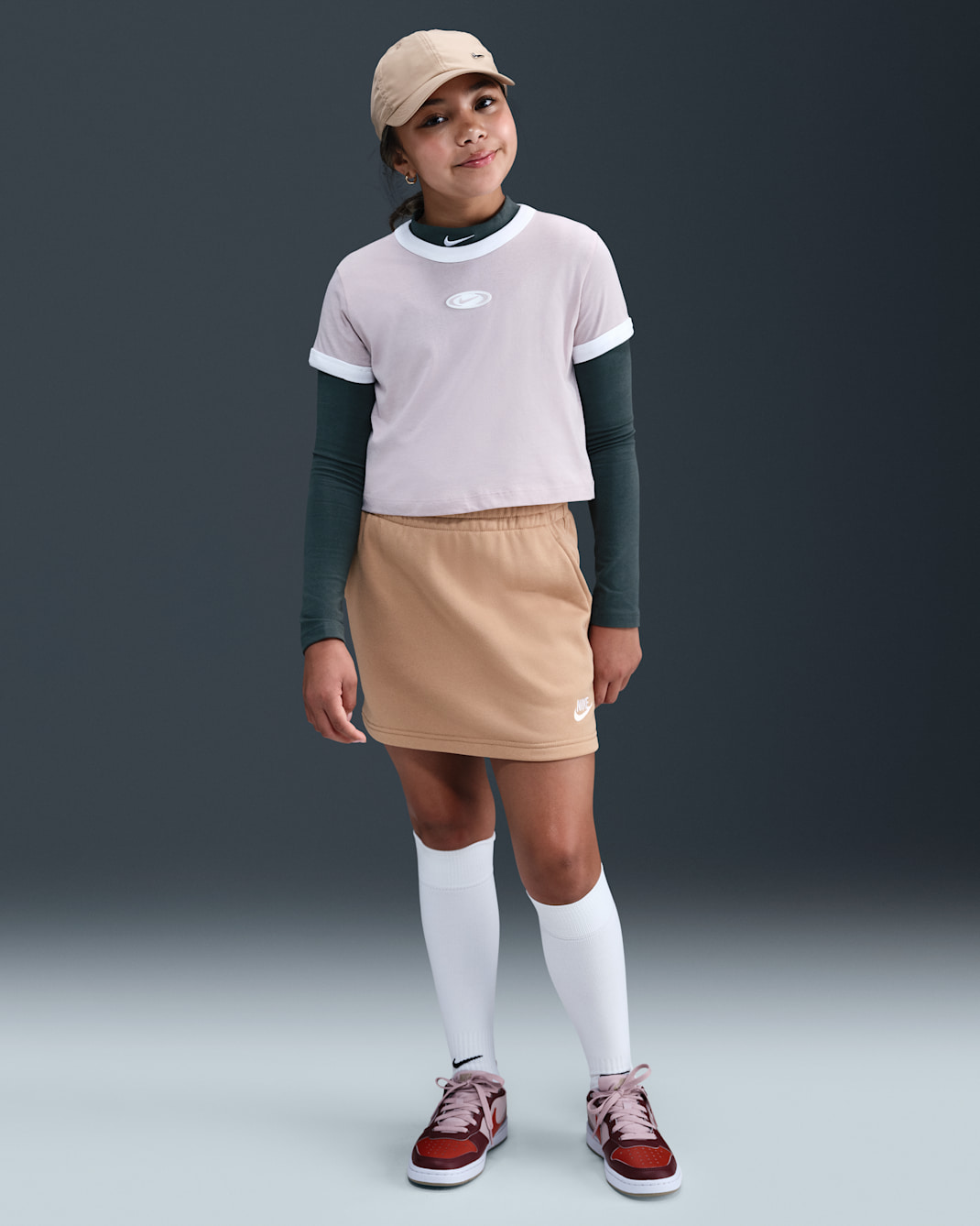 Falda de French Terry para niñas talla grande Nike Sportswear Club - Cáñamo/Cáñamo/Blanco