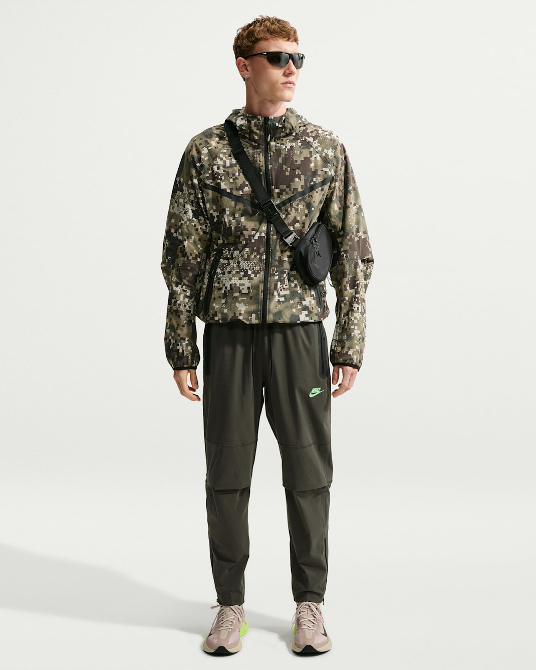 Nike Tech Men's Woven Pants - Newsprint/Newsprint/Illusion Green